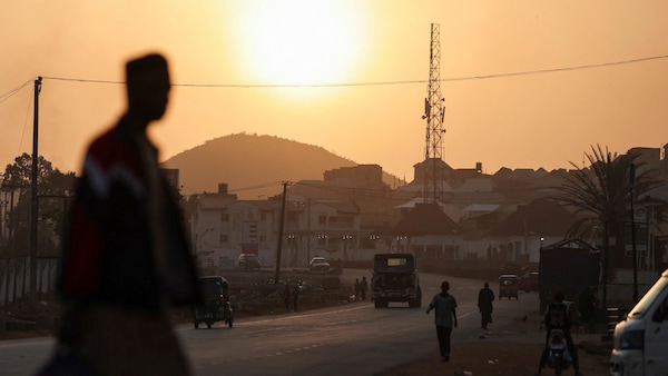 Un homme marche à Jos, dans l'État du Plateau, au Nigeria, le 5 mars 2026.