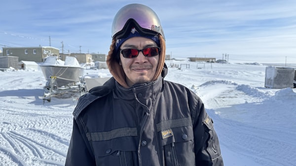 Portrait de Peter Qayutinuak Jr. en hiver.