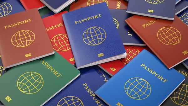 مجموعة من جوازات السفر المختلفة.