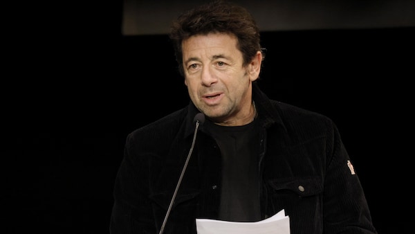 Un homme parle dans un micro.