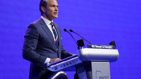 Le secrétaire à la Défense des États-Unis, Pete Hegseth, derrière un lutrin.