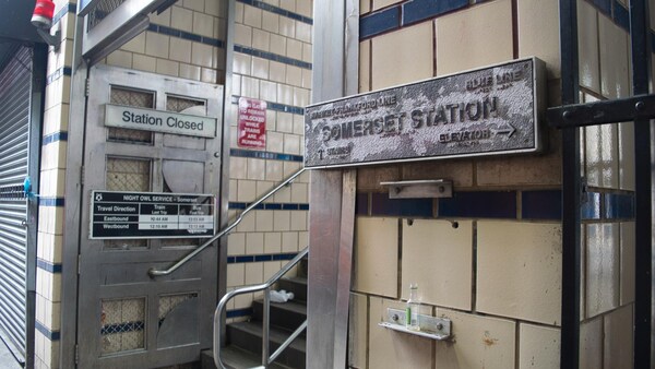 L'entrée de la station de métro Somerset.