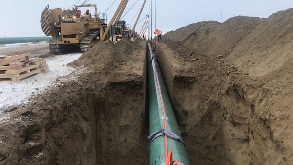 Des tuyaux sont en train d'être mis en terre lors de la construction d'un pipeline. (Archives)