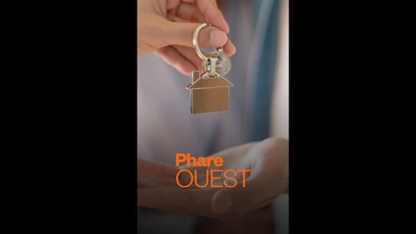 Une personne donne un porte-clés en forme de maison à quelqu'un d'autre.
Le logo de l'émission radio Phare Ouest.