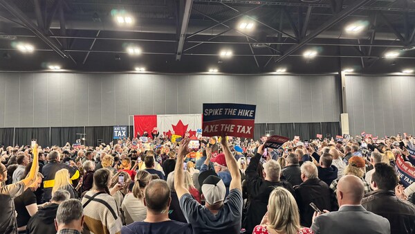 Des milliers de personnes au rassemblement du chef du Parti conservateur du Canada, à Edmonton, le 27 mars 2024. 