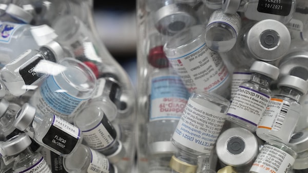 Des fioles de vaccins contre la COVID-19 pêle-mêle.