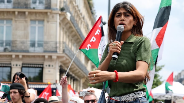 Rima Hassan parle au micro durant une manifestation en soutien aux Palestiniens.