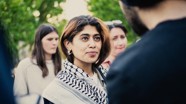 Rima Hassan porte un keffieh dans une manifestation.