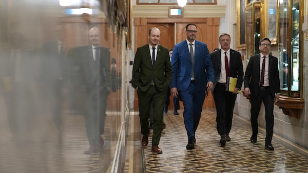 M. Roberge marchant dans un couloir de l'Assemblée nationale avec les députés Tanguay, Leduc et Paradis.