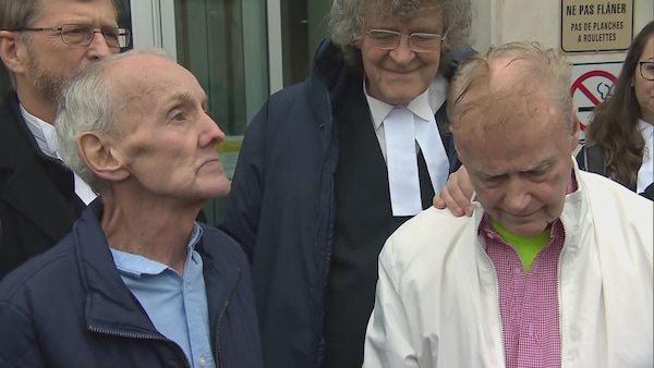 Robert Mailman et Walter Gillespie à la sortie du palais de justice de Saint-Jean au Nouveau-Brunswick, jeudi après-midi.