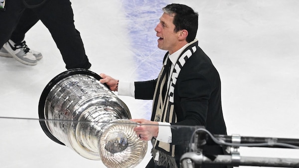 Rod Brind'Amour, l'entraîneur-chef des Hurricanes de la Caroline, brandit la coupe Stanley après la victoire contre les Golden Knights de Vegas lors du sixième match de la finale de la Coupe Stanley de la LNH, dimanche 14 juin 2026, à Las Vegas.