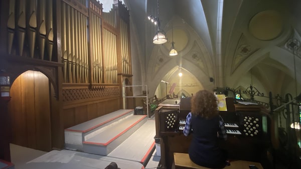Une organiste joue dans une église.