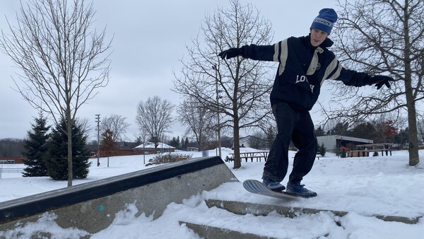 Un jeune qui fait du «snowskate»