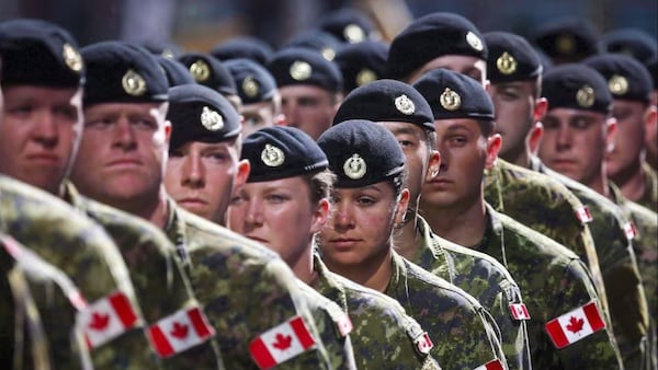 Des hommes et des femmes des Forces armées canadienne en rangs lors d'une parade. 