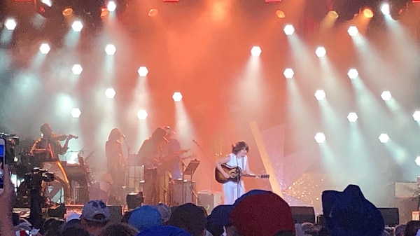 Lisa LeBlanc joue de la guitare sur scène.