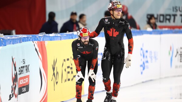 Jordan Pierre-Gilles à une main sur l'épaule de son coéquipier Steven Dubois après une course.