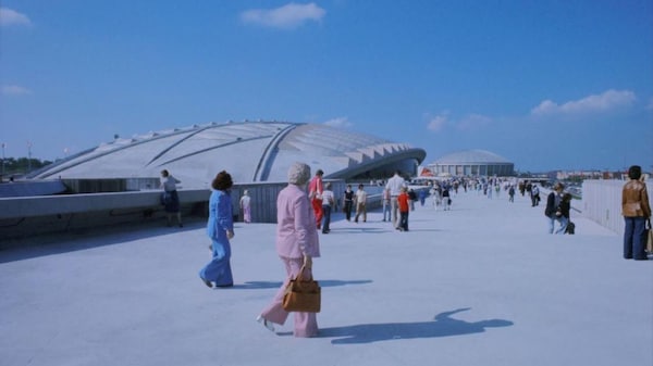 Piétons qui marchent sur le terrain du stade olympique. 