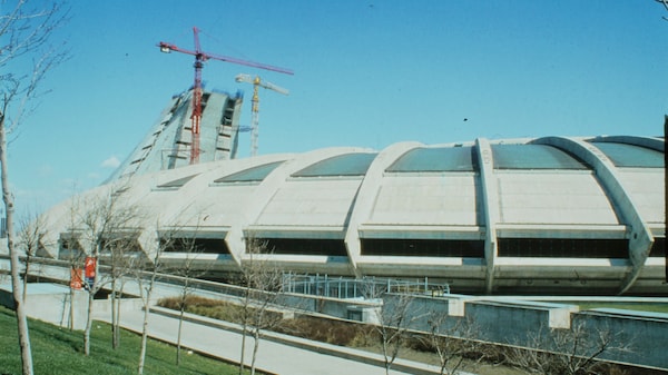 Le stade olympique au printemps, échafaudages autour du mât en construction.