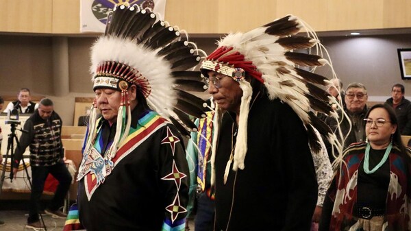 Roger Redman, le chef de la Première Nation Standing Buffalo, accompagné d'une délégation lors d'une cérémonie le 22 février 2024.