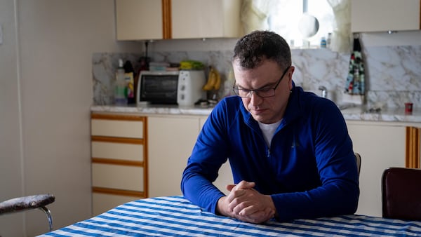 Sylvain Dufour est assis dans la cuisine de sa mère. Il regarde ses mains qui sont croisées.