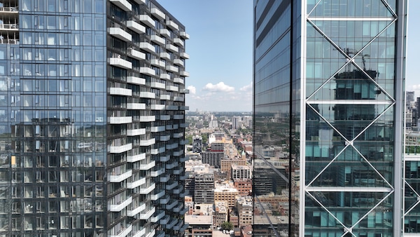 Photo aérienne de deux tours à condos avec à l'arrière la ville de Toronto.