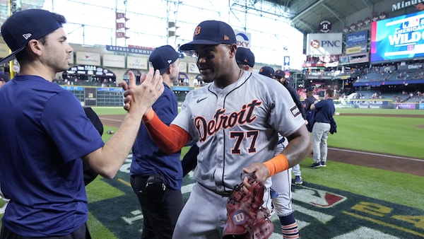 Andy Ibanez célèbre avec son équipe après un match contre les Astros de Houston le 2 octobre 2024.