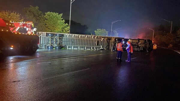 Un camion semi-remorque renvers&eacute; sur la chauss&eacute;e.