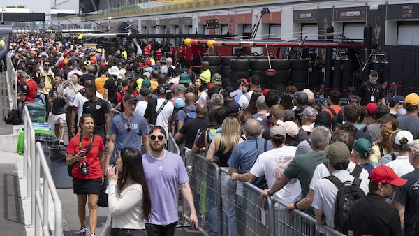Des gens font la file au Grand Prix du Canada.