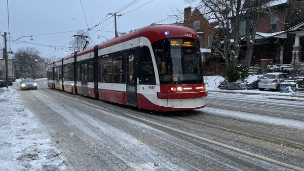 Un tramway de la Commisson des transports de Toronto brave la neige sur la rue King près de l'avenue Dawling dans le quartier de Parkdale. 