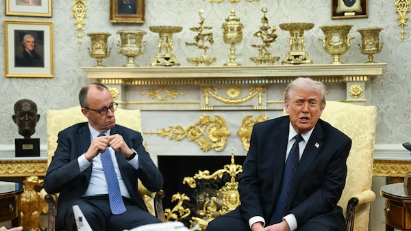 Le président américain, Donald Trump, s'exprime lors d'une réunion avec le chancelier allemand, Friedrich Merz, dans le bureau ovale de la Maison-Blanche, à Washington D.C.