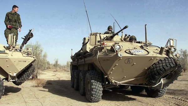 Des militaires sur des véhicules blindés à la base aérienne de Kandahar, en Afghanistan, en février 2022.