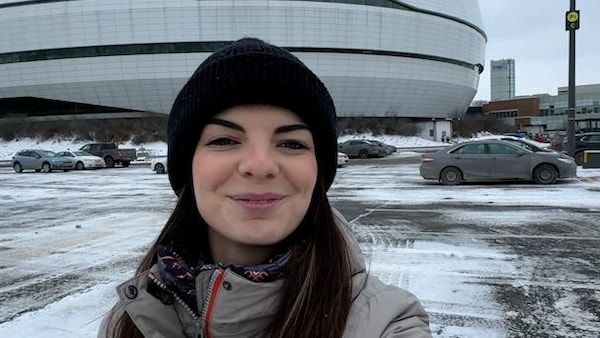 La journaliste Alexane Drolet devant le Centre Vidéotron.