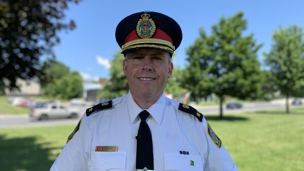 Un dirigeant des policiers souriant.