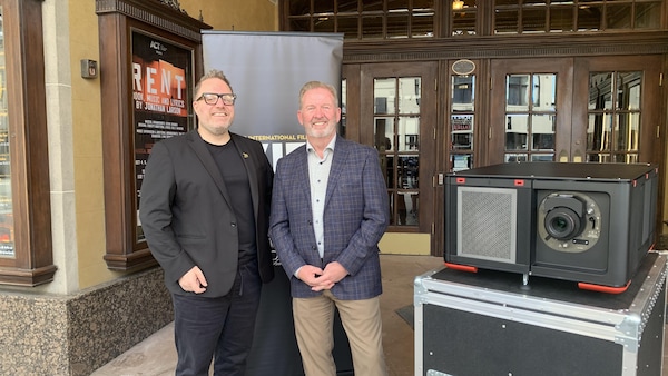 Le P D G du port de Windsor, Steven Salmons, et Vincent Georgie, directeur général et chef programmeur du Festival international du film de Windsor.