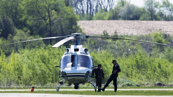 Des policiers de la PPO se préparent à décoller à bord d'un hélicoptère lors d'une opération de recherches en 2009. 