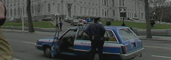 Une voiture de police se trouve devant l'Assemblée nationale en 1984.