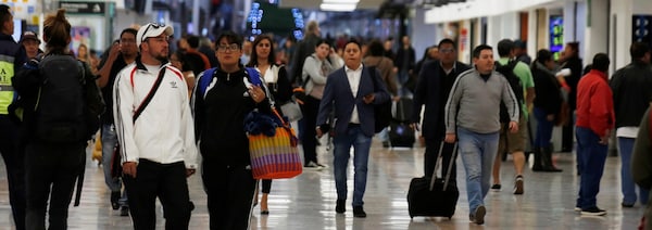 Des passagers à l'aéroport Benito Juarez à Mexico, au Mexique.