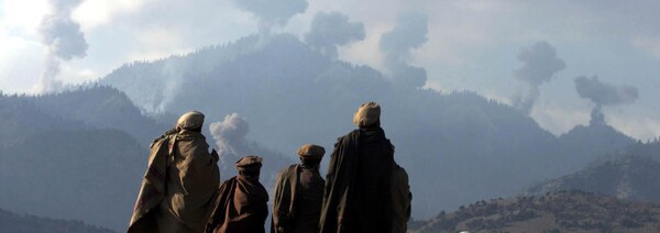 Des combattants anti talibans dans les montagnes de Tora Bora, en Afghanistan, en décembre 2001