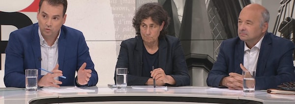 Les analystes politiques Alec Castonguay, Chantal Hébert et Michel C. Auger sont réunis autour d'une table.
