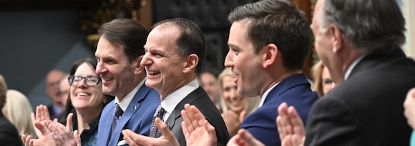 De gauche à droite, la présidente du Conseil du Trésor du Québec, Sonia Lebel, le ministre de la Sécurité publique du Québec, François Bonnardel, le ministre des Finances, Eric Girard, le leader parlementaire du gouvernement du Québec et ministre de la Justice, Simon Jolin-Barette et le premier ministre du Québec François Legault applaudissent. 