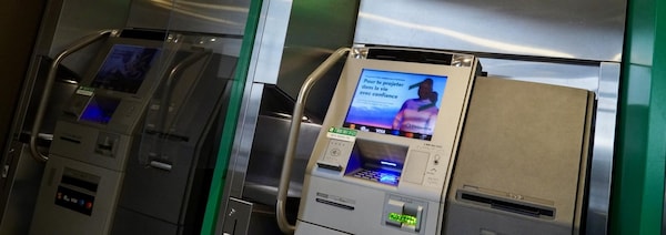 Deux guichets Desjardins.