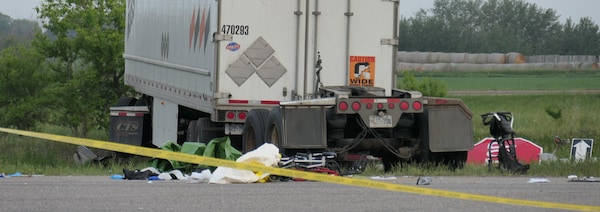 Un camion semi-remorque accidenté de la compagnie de transport Day & Ross. 15 juin 2023