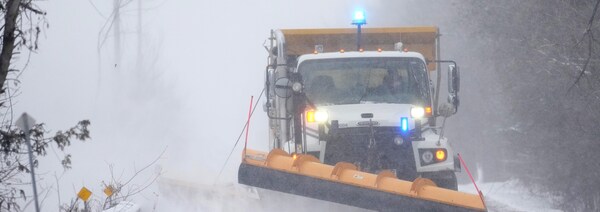 Une déneigeuse passe dans les rues d'Ottawa le 9 janvier.