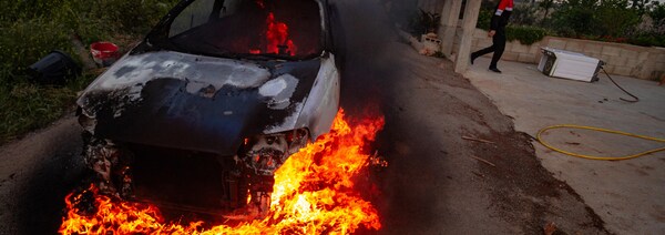 Une voiture en feu.