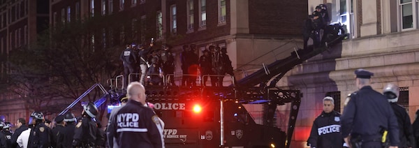 Des agents de la police de New York en tenue anti-émeute pénètrent dans un bâtiment de l'université Columbia, où des étudiants pro-palestiniens se sont barricadés.