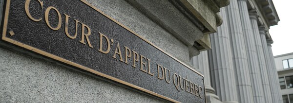 Une plaque de bronze sur laquelle est inscrit «Cour d'appel du Québec».