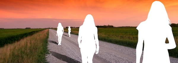 Des silhouettes de femmes sur un chemin de campagne