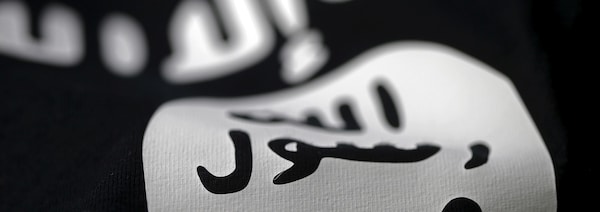 Gros plan sur un drapeau du groupe armé État islamique