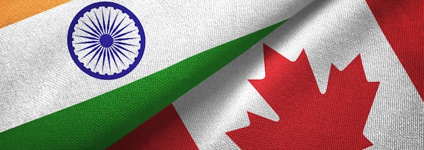 Les drapeaux de l'Inde et du Canada.
