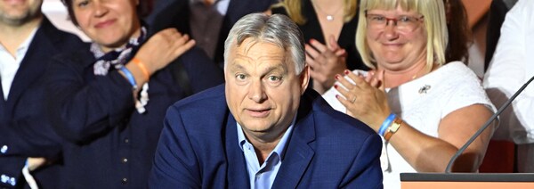 Viktor Orban est debout sur une scène devant une foule de partisans.